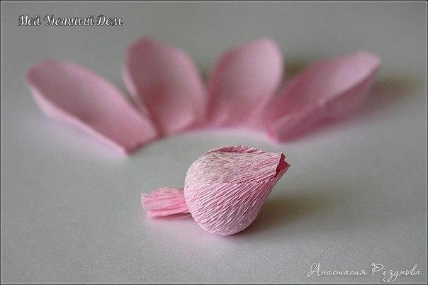 Букет из розовых роз из гофрированной бумаги с конфетами