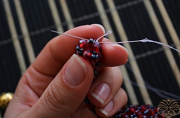 Гранатовый браслет-жгут