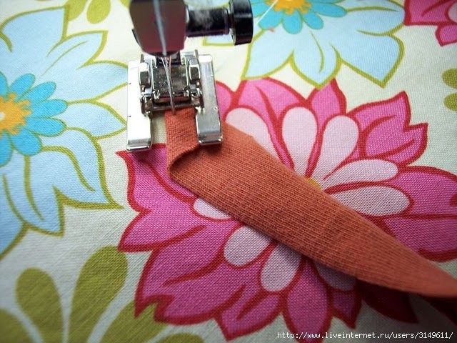 Как настрочить розу из тесьмы или  полосы ткани