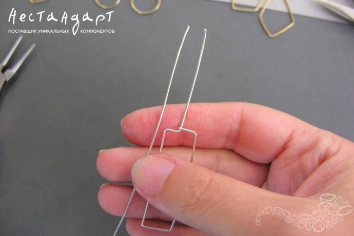 Серьги-подвески из смолы и ракушек