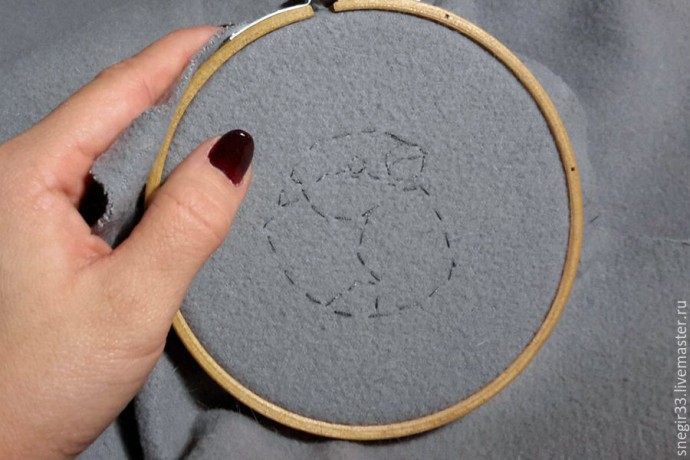 Вышитая гладью брошь со снегирем