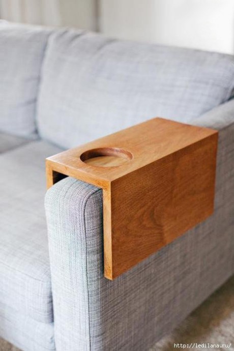 Делаем столик на подлокотник дивана