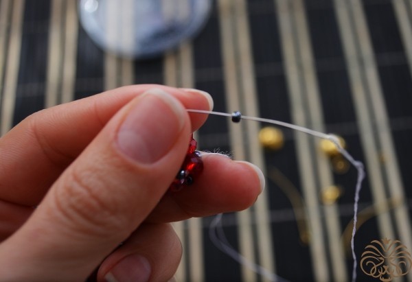 Гранатовый браслет-жгут