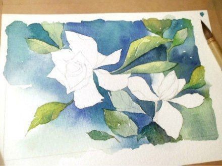 ​Белые цветы на синем фоне