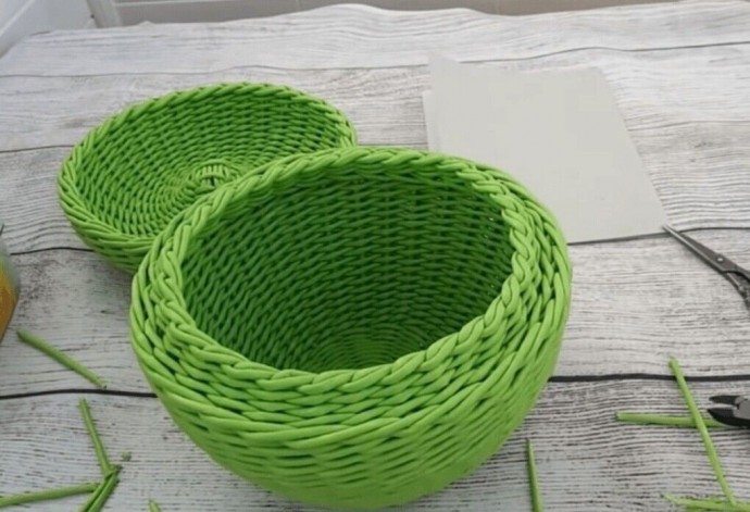 Яблоко-корзинка из газетных трубочек своими руками