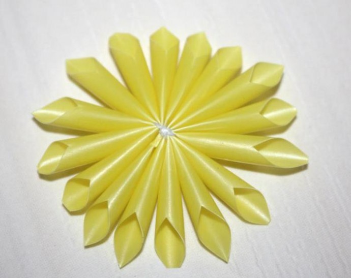 Цветы из коктейльных трубочек