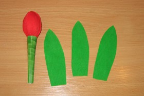 Букет тюльпанов из одноразовых ложек