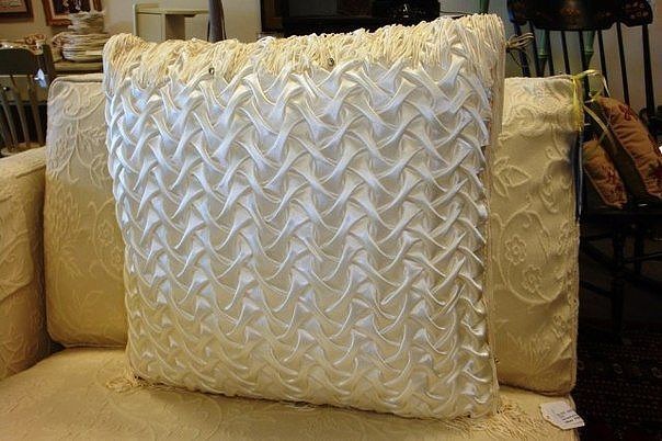 Декоративная подушка с невероятными переплетениями