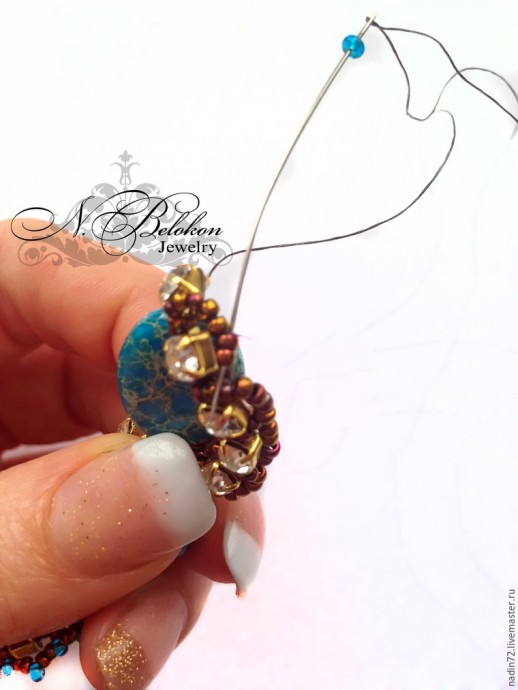 Браслет с яшмой в технике плетения по стразовой ленте