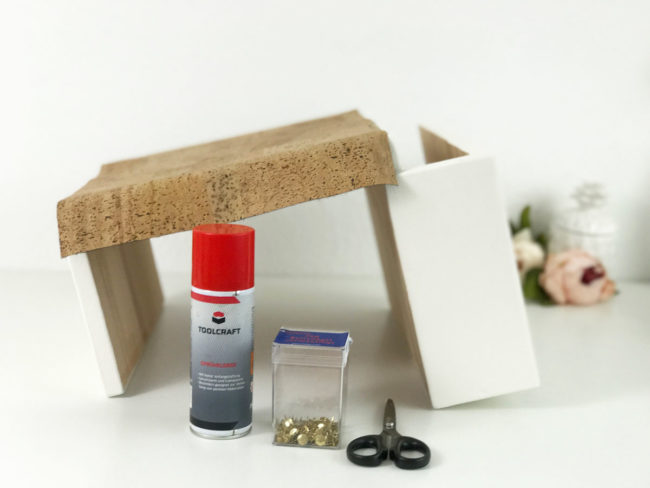 Удобная деревянная подставка, которая крепится на подлокотнике дивана