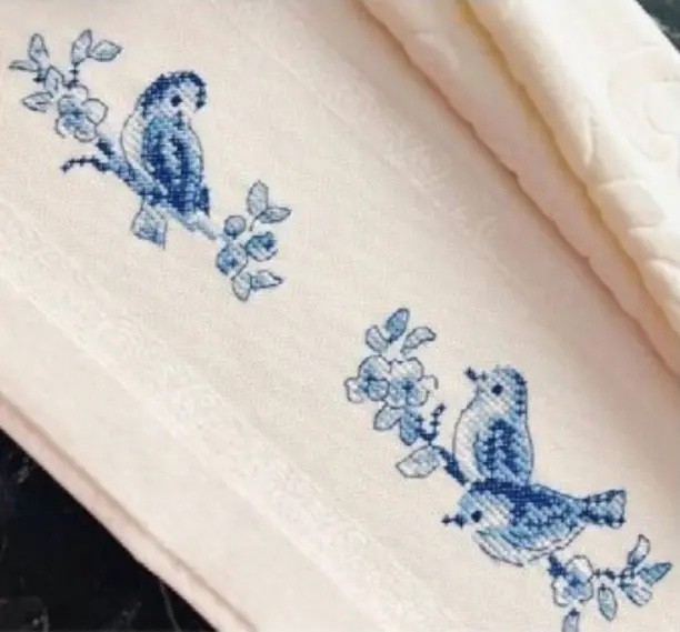 ​Вышивка на полотенце птичек в цветах гжели