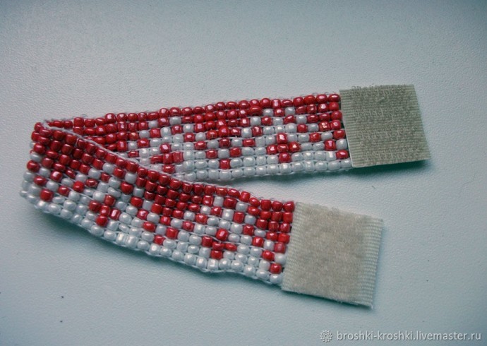 Застёжка из кожи на браслетах из бисера