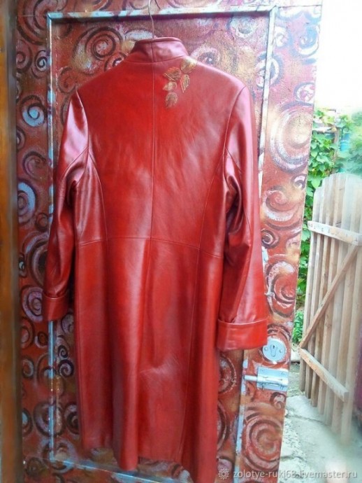 Декорируем дыру на кожаном плаще