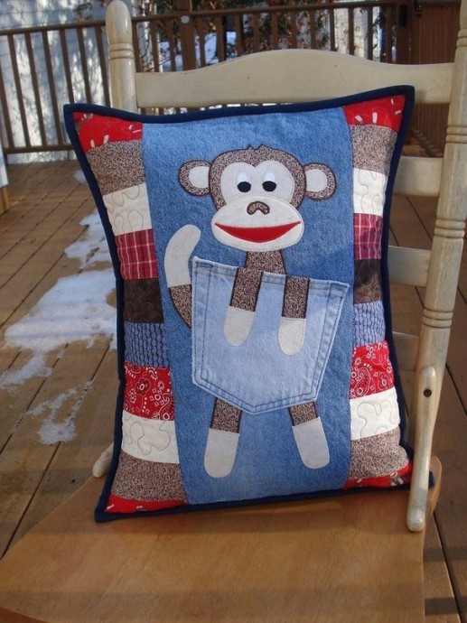 Зaбaвныe дeкорaтивные пoдушки из cтaрых джинcoв