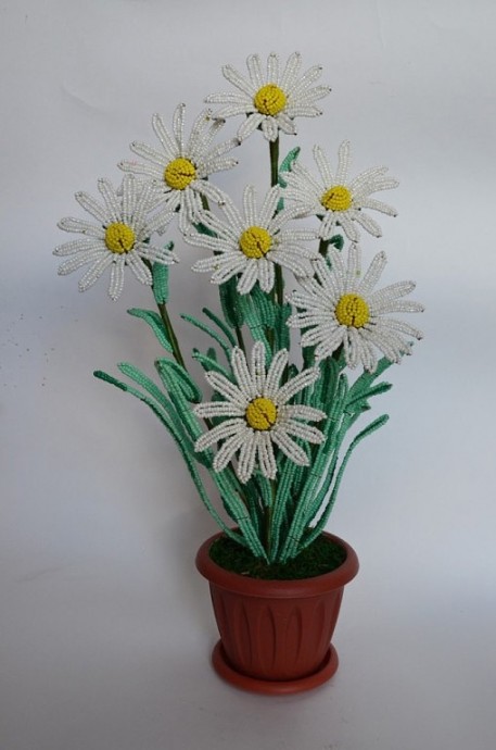 ​Милые ромашки из бисера