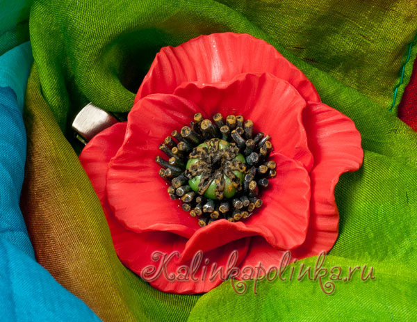 Брошка с маком