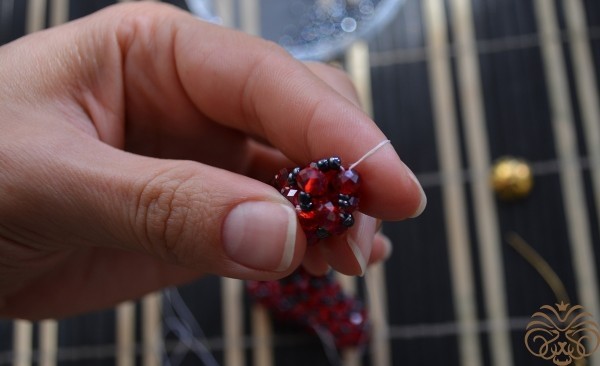 Гранатовый браслет-жгут