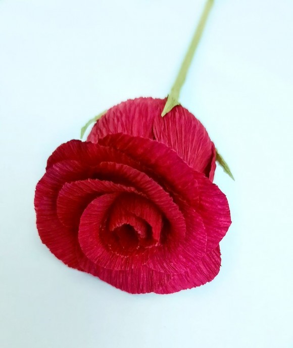 Роза из гофрированной бумаги