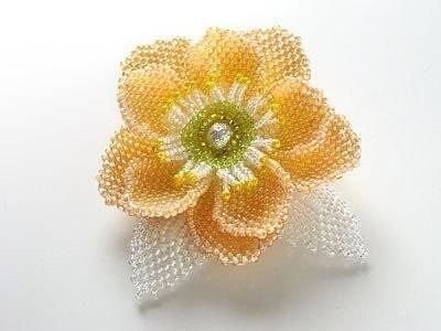 Очаровательные цветочки из бисера
