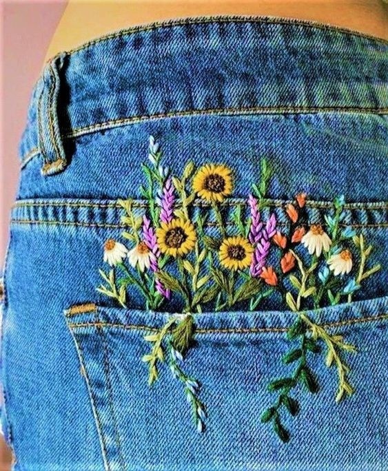 ​Вдохновляющие идеи нежной вышивки с цветами на джинсах