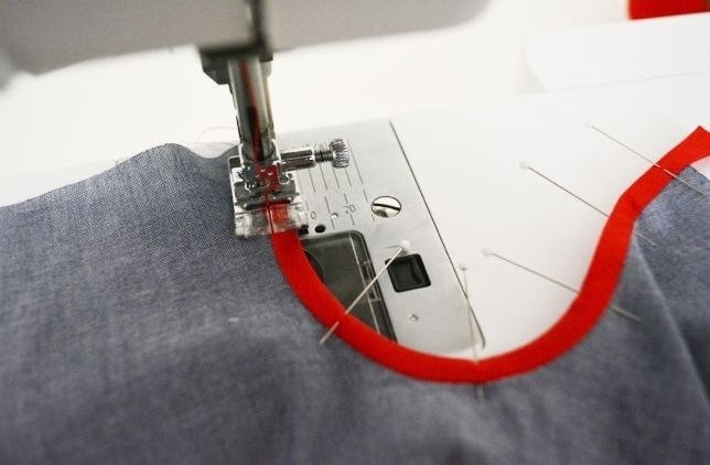 Обработка низа рукава косой бейкой с бантиком