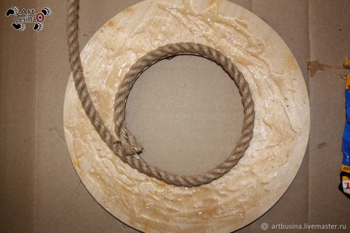 Венок из ракушек камней и перьев