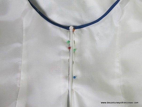 Обработка края потайной молнии при окантовывании горловины или проймы косой бейкой