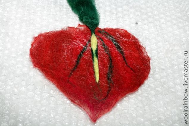 Валяем брошь-цветок Валяем брошь-цветок