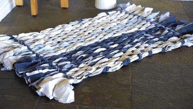 Плетём уютный коврик из остатков ткани своими руками