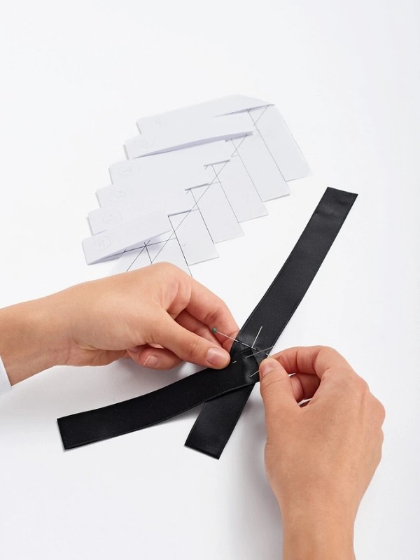 ​В стиле гарсон: атласный плетеный пластрон