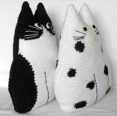 Вязание очаровательных и удобных подушек-котиков