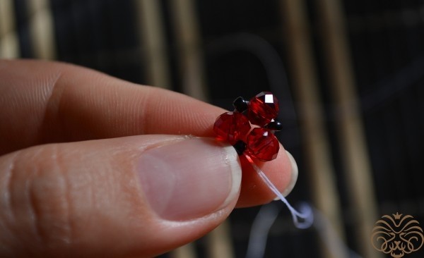 Гранатовый браслет-жгут