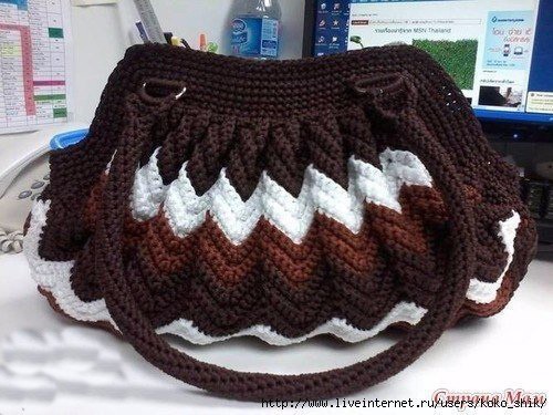 ​Интересная сумочка крючком узором "зиг-заг"