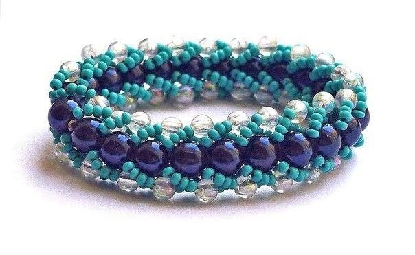 Интересный браслет из бисера