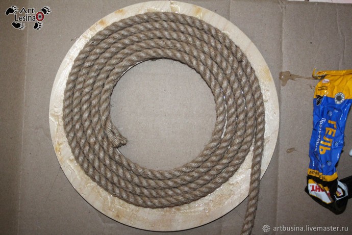 Венок из ракушек камней и перьев