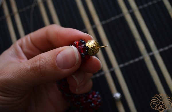 Гранатовый браслет-жгут