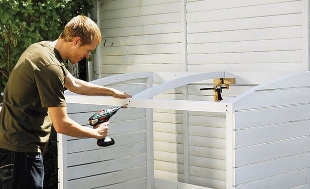 Элегантное ограждение мусорных контейнеров на дачном участке своими руками