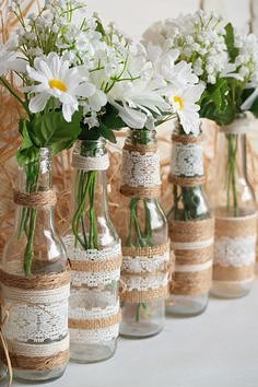 Милые вазочки из стеклянных бутылочек