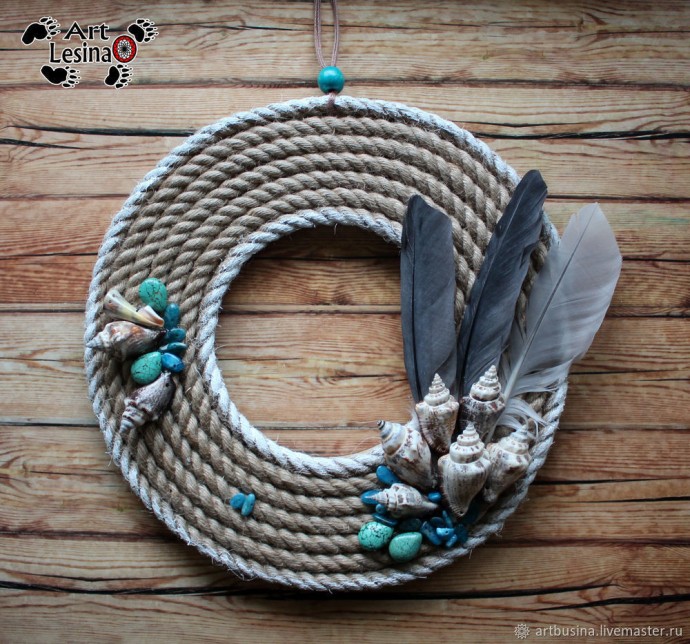 Венок из ракушек камней и перьев