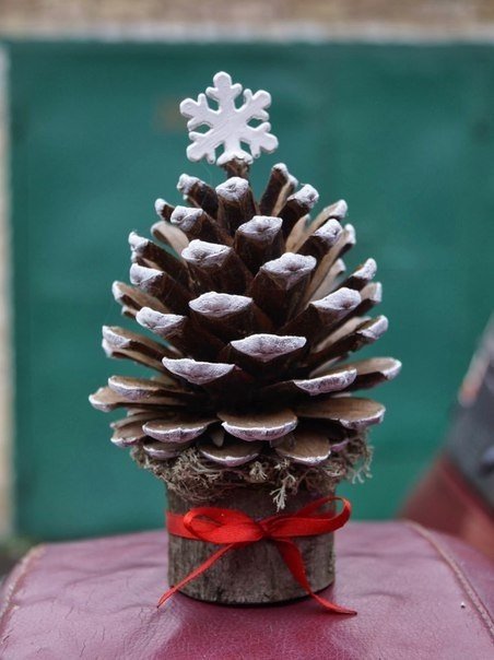 Новогодние поделки из шишек