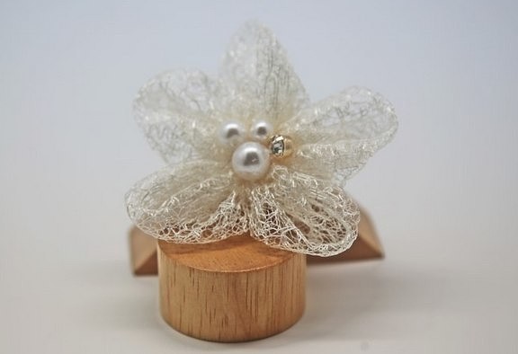 Цветок из тюлевой ленты для украшения волос