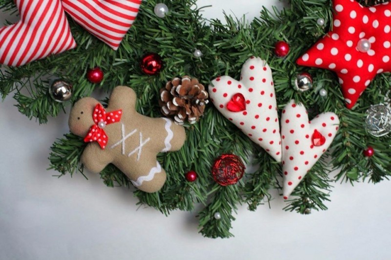 Новогодний веночек с пряничными мягкими игрушками