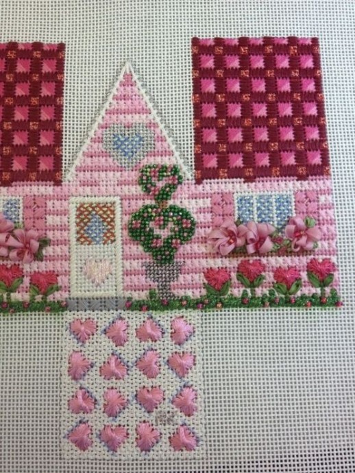 Домики, которые вышиты на пластиковой канве
