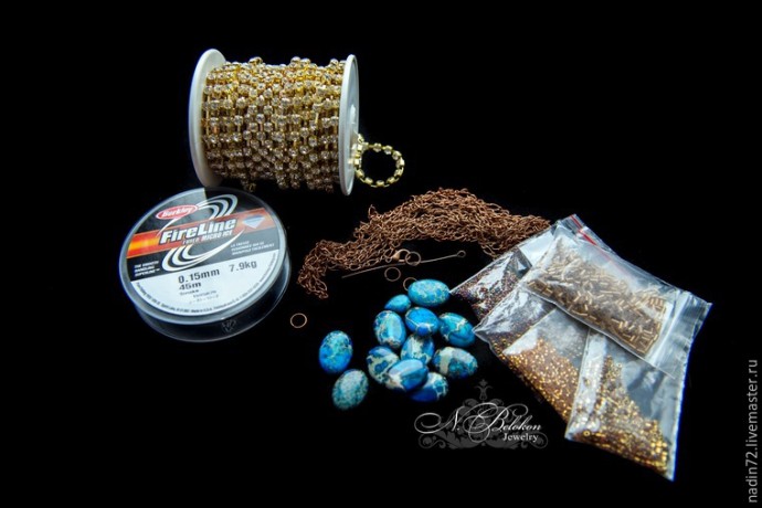 Браслет с яшмой в технике плетения по стразовой ленте