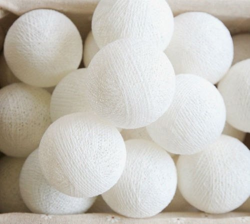 Снежки для декора из клея и ниток