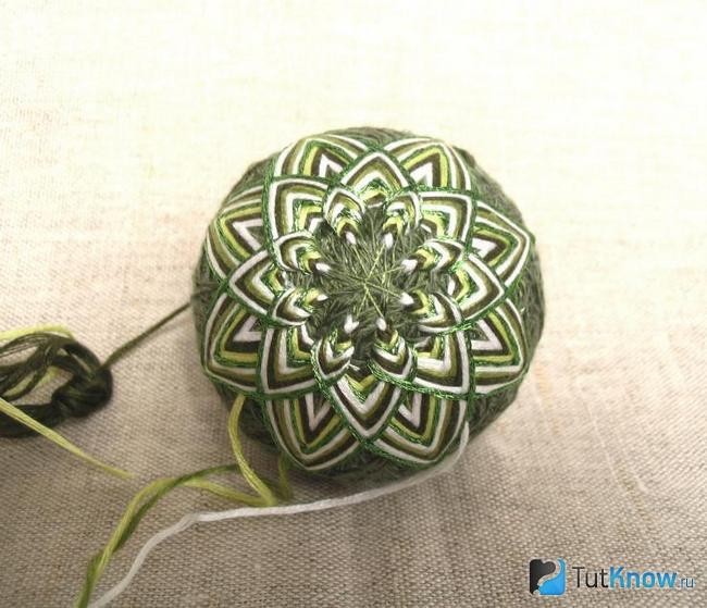 Темари или искусство вышивки на шарах: зеленая звезда