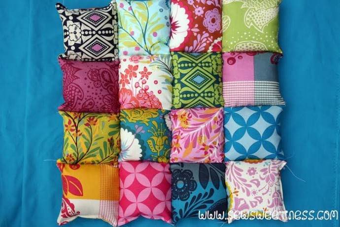 Декоративная подушка из маленьких подушечек