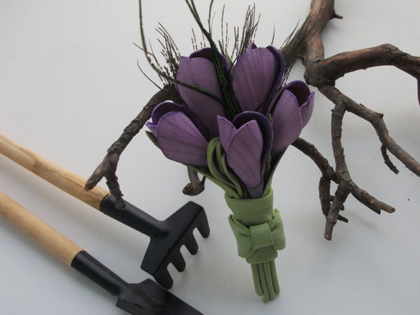 Кожаная брошь с крокусами