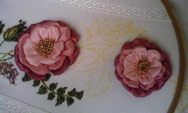 Цветок из атласной ленты