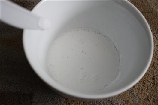 Снежки для декора из клея и ниток